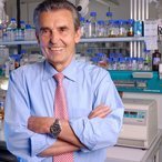 Prof. Dr.-Ing. Ernst Dieter Gilles im Systembiologie-Labor