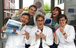 Die Doktoranden Alexander Nikolay, Max Frick (studentische Hilfskraft), Thomas Bissinger, Mandy Bachmann und Tanja Laske (v.l.n.r.) aus der Gruppe Bioprozesstechnik waren an dem Video "A productive day at the MPI" beteiligt.