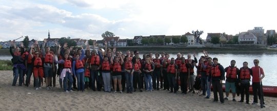 „Leinen los“ für die internationalen Kanumannschaften der 4. Summer School der International Max Planck Research School Magdeburg. Derzeit knüpfen Doktoranden, Masterstudenten und anerkannte Fachleute aus den USA, England, Dänemark, der Schweiz und Deutschland Kontakte über die fachliche Diskussion hinaus und lernen den Wissenschaftsstandort Magdeburg und Umgebung kennen.
