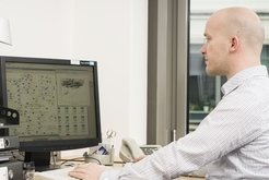 Dr. Oliver Hädicke aus der Arbeitsgruppe <em>Analyse und Redesign biologischer Netzwerke</em> untersucht ein bakterielles Stoffwechselnetzwerk am Computer. Wissenschaftler des Max-Planck-Instituts für Dynamik komplexer technischer Systeme Magdeburg haben zu diesem Zweck die Software <em>CellNetAnalyzer</em> entwickelt.