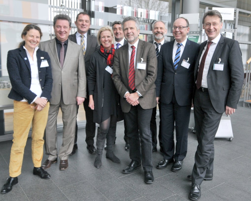 <p><strong>Kuratoriumsmitglieder des MPI Magdeburg<br /></strong>v.l.n.r.: Dr. Eva E. Wille, Dr. Lutz Trümper, Marco Tullner, Dr. Ingrid Wünning Tschol, Dr. Gunnar Schellenberger, Prof. Kurt Wagemann, Prof. Andreas Schuppert, Dr. Ralf Pfirmann, Prof. Jens Strackeljan<br />Im Bild fehlen: Hartmut Augustin, Dr. Claas-Jürgen Klasen</p>