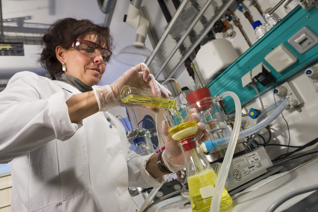 © Max-Planck-Institut Magdeburg Jacqueline Kaufmann bei ihren Tätigkeiten im Labor, hier filtriert sie eine Probenlösung.