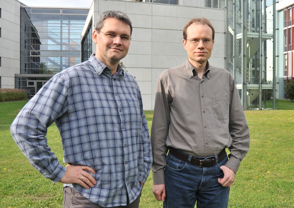 Entwicklungsleiter Ronny Straube (links) und Axel von Kamp vor dem Max-Planck-Institut für Dynamik komplexer technischer Systeme Magdeburg