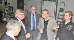 Prof. Dr.-Ing. Andreas Seidel-Morgenstern und Doktorand Erik Temmel erläutern Hartmut Möllring Kristallisationsprozesse.Von links nach rechts: Hans-Joachim Hennigs, Hartmut Möllring, Prof. Dr. Peter Benner, Prof. Dr.-Ing. Andreas Seidel-Morgenstern, Erik Temmel