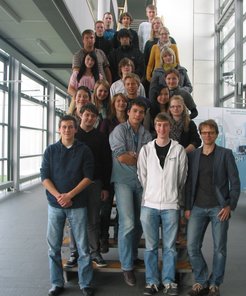 Die Teilnehmerinnen und Teilnehmer des Schülerpraktikums in den Herbstferien 2010, gemeinsam mit Dr. Andreas Voigt (vorn rechts)