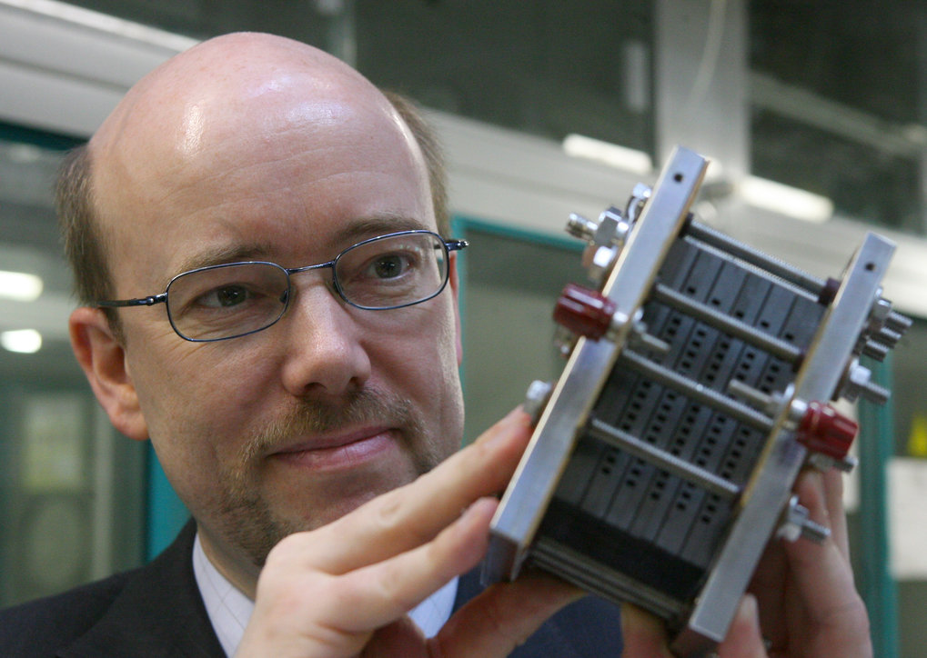 Prof. Dr.-Ing. Kai Sundmacher, Sprecher des Verbundprojektes ProBio und Direktor am Max-Planck-Institut Magdeburg zeigt einen Stapel PEM-Brennstoffzellen, die mit Wasserstoff betrieben werden.