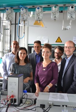Das MaxSynBio Forscherteam am Max-Planck-Institut Magdeburg (v.r.n.l.): Prof.-Dr. Ing. Kai Sundmacher, Dr. rer. nat. Jakob Schweizer, Jeanette Helbing, apl. Prof. Dr.-Ing. Michael Mangold, Dr.-Ing. Tanja Vidakovic-Koch, Dr.-Ing. Ivan Ivanov. Im Bild fehlt Eugenia Schneider.