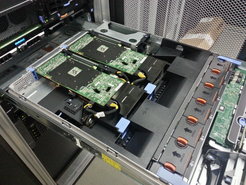 Platinen mit Hochleistungsgrafikchips, die auf einem Rechner im Max-Planck-Institut Magdeburg installiert sind.