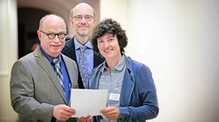 At the ceremony in Berlin: Project coordinators Petra Schwille (right) and Kai Sundmacher (centre) with Max Planck President Martin Stratmann