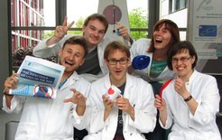 Die Doktoranden Alexander Nikolay, Max Frick (studentische Hilfskraft), Thomas Bissinger, Mandy Bachmann und Tanja Laske (v.l.n.r.) aus der Gruppe Bioprozesstechnik waren an dem Video "A productive day at the MPI" beteiligt.