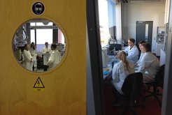 Schülerinnen und Schüler experimentieren in einem Labor des Max-Planck-Instituts zum Thema Kristalle und in einem Labor des Carnot-Gebäudes an der Otto-von-Guericke-Universität Magdeburgzu Pigmenten.