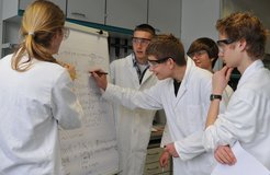 Formeln in der Freizeit, Klassenzimmer gegen Labor: Für den Bau ihres alternativ angetriebenen ChemCar-Fahrzeugs erarbeiten Teilnehmer des Schülerpraktikums die verfahrenstechnischen Grundlagen in einem Labor am Max-Planck-Institut Magdeburg.