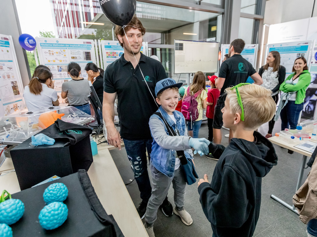 <p><strong>Guided MPI tours for Children</strong></p>
<p>Our scientists show our labs and hidden places in the MPI.</p>