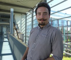 Marcus Wenzel, M.Sc., Wissenschaftler in der Gruppe Prozesstechnik am Max-Planck-Institut Magdeburg wurde auf einer Fachkonferenz in den USA zu seinen Forschungsarbeiten zur Synthesegasgewinnung aus CO2 ausgezeichnet.