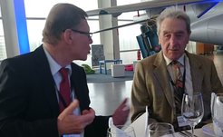 Prof. Andreas Seidel-Morgenstern im Gespräch mit Prof. em. Alfons B. Mersmann, emeritierter Professor für Verfahrenstechnik an der TU München. Er war der Einladung von Prof. Seidel-Morgenstern zur 12. FOA an den Bodensee gefolgt. Prof. Mersmann leitete die 3. FOA Konferenz im Mai 1989 in Sonthofen (BRD). Prof. Seidel-Morgenstern war damals als Wissenschaftler in der DDR zu der Tagung eingeladen, erhielt allerdings aus politischen Gründen nicht die Möglichkeit zur Teilnahme.