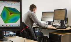Ein Mathematiker aus der Fachgruppe Numerische Methoden der System- und Regelungstheorie (CSC) am Max-Planck-Institut Magdeburg arbeitet an einer Computersimulation.