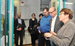 Dr. Liisa Rihko-Struckmann, Koordinatorin des Projekts Altmarkenergie und Wissenschaftlerin am Max-Planck-Institut Magdeburg, stellt den Kooperationspartnern eine Versuchsanlage zur Steuerung von Power-to-Gas-Prozessen im Technikum des Max-Planck-Instituts vor.