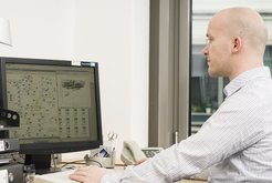 Dr. Oliver Hädicke aus der Arbeitsgruppe Analyse und Redesign biologischer Netzwerke untersucht ein bakterielles Stoffwechselnetzwerk am Computer. Wissenschaftler des Max-Planck-Instituts für Dynamik komplexer technischer Systeme Magdeburg haben zu diesem Zweck die Software CellNetAnalyzer entwickelt.