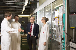 Die Wissenschaftler Jens Dreimann, Michael Jokiel, Prof. Dr. Kai Sundmacher und Stefanie Markstein (v.li.n.re.) aus Magdeburg und Dortmund besprechen am Versuchsreaktor die letzten Details vor dessen Überführung nach Dortmund. Der Versuchsreaktor ist Teil einer Anlage, in welcher der gesamte chemische Produktionsprozess nachgestellt wird.