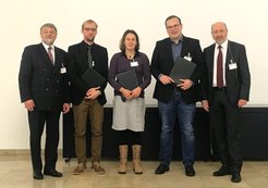 Preisverleihung der DECHEMA Hochschullehrer-Nachwuchspreise am 23.11.2017: (von li. nach re.): Prof. Moritz, TUHH und Vorsitzender des ProcessNet‐Arbeitsausschusses Technische Chemie an Universitäten, Dr.‐Ing. R. Flassig, MPI Magdeburg, Prof. Dr. J. Andexer, Universität Freiburg, Dr. A.Vorholt, TU Dortmund, Dr. M. Wilk, Merck Darmstadt und Vorsitzender der ProcessNet‐Fachgemeinschaft Bildung und Innovation