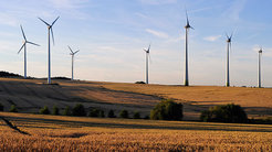 Durch oft an eher abgelegenen Orten verfügbare erneuerbare Energiequellen mit zeitlich stark schwankender Leistungsabgabe werden die Stromnetze heute zunehmend an den Grenzen ihrer Belastbarkeit betrieben. Foto: Bildarchiv der Pressestelle TU Chemnitz/Sven Gleisberg