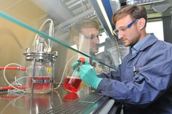 Alexander Nikolay prepares a bioreactor for an experiment at the Max Planck Institute for Dynamics of Complex Technical Systems. In a container of this size, the researchers will be able to produce enough viruses for several million doses of vaccine within just a few weeks.