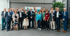 Die Teilnehmerinnen und Teilnehmer der 19. Sitzung des Kuratoriums des Max-Planck-Instituts für Dynamik komplexer technischer Systeme in Magdeburg am 24. Juni 2025 in Magdeburg.