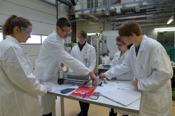 Beim Schülerpraktikum „Verfahrenstechnik und Technische Kybernetik“ legen die Schülerinnen und Schüler selbst Hand an und greifen auch mal zum Schraubenschlüssel. Hier wird im Technikum des Max-Planck-Instituts Magdeburg ein ChemCar vorbereitet.