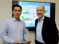 Dr. Zhen Song, Projektleiter, und Prof. Dr.-Ing. Kai Sundmacher, Direktor am Max-Planck-Institut für Dynamik komplexer technischer Systeme Magdeburg und Professor an der Otto-von-Guericke Universität Magdeburg, diskutieren erste Ergebnisse zur Verwendung von stark eutektischen Lösungsmitteln zur Gewinnung von Vitamin E.