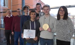 Prof. Andreas Seidel-Morgenstern und Francesca Cascella überreichen die Medaille und Urkunde an den Chemielehrer und Schüler des Werner-von-Siemens-Gymnasiums Magdeburg. (v.l.n.r. Prof. Andreas Seidel-Morgenstern, Bernd Langnäse, Benjamin Wagner, Nikolaj Sokolov, Marvyn Lodahl, Nikita Thews, Francesca Cascella)
