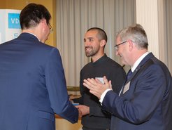 Sebastián López Castellanos erhält den Preis aus den Händen von Hon.-Prof. Mirko Peglow und Dr. Jürgen Ude