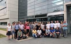 Die Teilnehmerinnen und Teilnehmer und Sprecher der 6. IMPRS Summer School vor dem Max-Planck-Institut Magdeburg