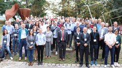 Die Teilnehmerinnen und Teilnehmer des 1. Internationalen Symposiums „Insights into Gas Diffusion Electrodes“ auf dem Gelände der Festung Mark in Magdeburg.