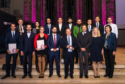 Academic Ceremony of the Otto von Guericke University Magdeburg on November 21st, 2019: (obere Reihe v.li.n.re) Prof. Dr.-Ing. Jens Strackeljan, Rektor der Universität Magdeburg, Dr. phil. Aikokul Maksutova, Fakultät für Humanwissenschaften, Dr. rer. nat. Marcus Müller, Fakultät für Naturwissenschaften, Dr. med. Alexander Markus Fehr, Medizinische Fakultät, Michael Belitz, Eike-von-Repgow-Stipendium, Dr.-Ing. Martin Beutner, Fakultät für Maschinenbau, Dr.-Ing. Tim Pfeiffer, Fakultät für Elektrotechnik und Informationstechnik, Dr. rer. pol. Stefan Kupfer, Fakultät für Wirtschaftswissenschaft, Jun.-Prof. Dr. Dan Verständig, Lehrpreis
(untere Reihe v. li. n. re) Dr. rer. nat. Alexander Meier, Fakultät für Mathematik, Dr.-Ing. Marcus Wenzel, Fakultät für Verfahrens- und Systemtechnik, Dr.-Ing. Monique Meuschke, Fakultät für Informatik, Dr. rer. medic. Sascha Kopp, Medizinische Fakultät, Dr.-Ing. Wolfram Knapp, Otto-von-Guericke-Verdienstmedaille, Forschungspreisträger Prof. Dr. Thomas Fischer, Prorektorin für Forschung, Technologie und Chancengleichheit, Prof. Dr. rer. nat. Monika Brunner-Weinzierl und Prof. Dr. Franziska Scheffler, Prorektorin für Studium und Lehre.