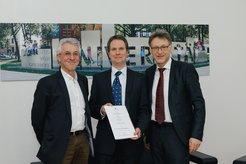 Prof. Dr. Dominique Thevenin, Dekan der Fakultät für Verfahrens- und Systemtechnik, Dr. Matthias Stein, Prof. Dr. Jens Strackeljan, Rektor der Otto-von-Guericke-Universität Magdeburg (v.l.n.r.) bei der Verleihung der Urkunde zur Bestellung als Honorarprofessor am 23. Januar 2020.