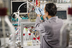 Die Verbindung eines Bioreaktors mit einem Hohlfasermodul zur Zellrückhaltung ermöglicht den Forschern am Max-Planck-Institut in Magdeburg das Erreichen von sehr hohen Zell- und Viruskonzentrationen.