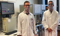 Laboratory technician Martin Uxa (pictured left) and guest scientist Caleb Woodall, Worcester Polytechnic Institute, (pictured right) in November 2020 in a lab of the Chair of Process Systems Engineering at the Otto von Guericke University Magdeburg.