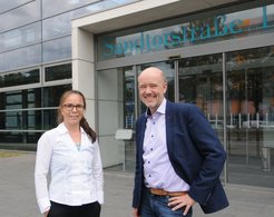 Prof. Jennifer Wilcox, Professor at Pennsylvania University, and Prof. Dr.-Ing. Kai Sundmacher, director at the Max-Planck-Institute Magdeburg, in front of the institute’s building in Magdeburg in September 2019.