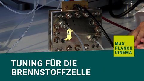 Die Brennstoffzelle kann klimaschonenden Strom erzeugen, vor allem wenn sie mit Wasserstoff aus regenerativen Quellen wie etwa aus Biomasse betrieben wird. Damit sie aber auch mit Brennstoff aus Holzabfällen oder Stroh optimal arbeitet, benötigt sie eine ausgeklügelte Steuerung. Ein Film der <em>Max-Planck-Gesellschaft</em> erklärt die Forschungsarbeiten dazu.