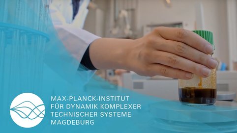 Alleskönner Alge: unter welchen Bedingungen wachsen sie am besten? Wie können wir die Alge als Bioraffinerie nutzen und Proteine, Öle, Kohlenhydrate und Farbstoffe gewinnen? Wie lassen sich die Bestandteile am besten trennen - die Forscher*innen vom Max-Planck-Institut Magdeburg schauen sich dafür 8.000 Lösungsmittel im Screening an.