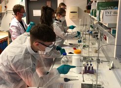 High school students during their practical internship at the Max Planck Institute Magdeburg and the Otto von Guericke University Magdeburg. They conduct a lab experiment on chromatographic separation, a very selective separation technology.