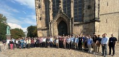 Die Teilnehmerinnen und Teilnehmer des 2. Internationalen Symposiums „Insights into Gas Diffusion Electrodes“ am 6. September 2022 vor der Johanniskirche in Magdeburg.