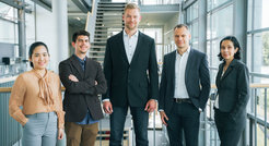 Die Mitarbeiterinnen und Mitarbeiter von eversyn, aufgenommen im Mai 2022 (v.l.n.r.): Rachel Thu Nguyen, Alberto Alcalá Orozco, Sebastian Bruno Kleeberg, Dr. Thomas Rexer, Dr. Mariana Juárez-Osorio