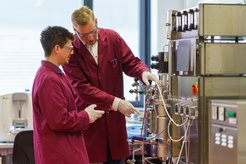 Alberto Alcalá Orozco und Sebastian Bruno Kleeberg arbeiten am Bioreaktor in einem eversyn-Labor.
