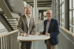 Der Mathematiker Prof. Dr. rer. nat. habil. Sebastian Sager wurde zum Max Planck Fellow berufen und leitet ab dem 1. Oktober 2023 die Forschungsgruppe Mathematische Optimierung und Maschinelles Lernen. Hier ist er im Gespräch mit Prof. Dr.-Ing. Kai Sundmacher, Geschäftsführender Direktor des Max-Planck-Instituts für Dynamik komplexer technischer Systeme.