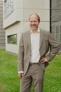 Prof. Dr. rer. nat. habil. Sebastian Sager, 48, Mathematiker und Professor an der Otto-von-Guericke-Universität Magdeburg, wurde zum Max Planck Fellow berufen und übernimmt ab 1. Oktober 2023 für fünf Jahre die Leitung der Forschungsgruppe Mathematische Optimierung und Maschinelles Lernen am Max-Planck-Institut für Dynamik komplexer technischer Systeme in Magdeburg.