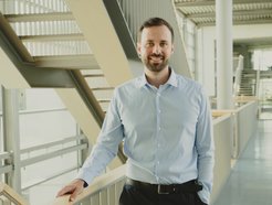Lars Pelz, Wissenschaftler in der Forschungsgruppe Bioprozesstechnik am Max-Planck-Institut Magdeburg, wurde mit dem ACTIP Fellowship Award 2023 ausgezeichnet für sein Promotionsprojekt zu der Detaillierten Charakterisierung und zellkulturbasierte Produktion von defekten interferierenden Partikeln des Influenza A-Virus.
