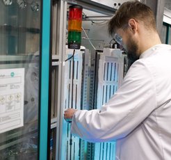 Ronny Zimmermann arbeitet am Katalysatorpellet-Teststand in der Technikumshalle des Max-Planck-Instituts Magdeburg.