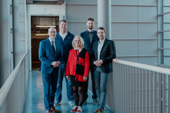 Ein Team des Max-Planck-Instituts für Dynamik komplexer technischer Systeme Magdeburg um den Chemie- und Bioingenieur Ronny Tobias Zimmermann hat einen der Umweltpreise 2023 der Landeshauptstadt Magdeburg, 1. Platz in der Kategorie „Forschung“, erhalten für die Erfindung von einfach herstellbaren Kern-Schale-Katalysatoren.v.l.n.r.: Prof. Dr.-Ing. Kai Sundmacher, Markus Ikert, Bianka Stein, Ronny Tobias Zimmermann, M. Sc., Prof. Dr.-Ing. Jens Bremer.