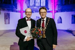 The Rector of the University of Magdeburg, Prof. Dr.-Ing. Jens Strackeljan (right), presented the "Research Prize of Otto von Guericke University Magdeburg", endowed with 5,000 euros, to process engineer Prof. Dr.-Ing. Kai Sundmacher on 21 November 2023 in the Johanniskirche Magdeburg.